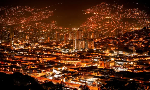 Celebra el Año Nuevo en Medellín: Tradición, Alegría y Diversión