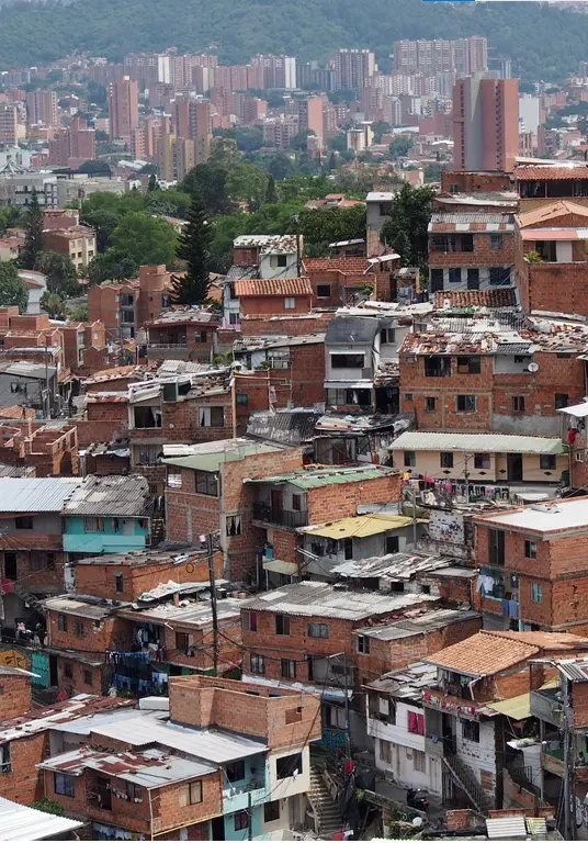 Comuna 13 desde Las Escaleras Electricas contraste urbano Medellín: Un Mosaico de Identidades en su División Política y Administrativa