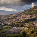 Descubre a los Impresionantes Guardianes Verdes de Medellín: Los 7 Cerros de la Capital Antioqueña