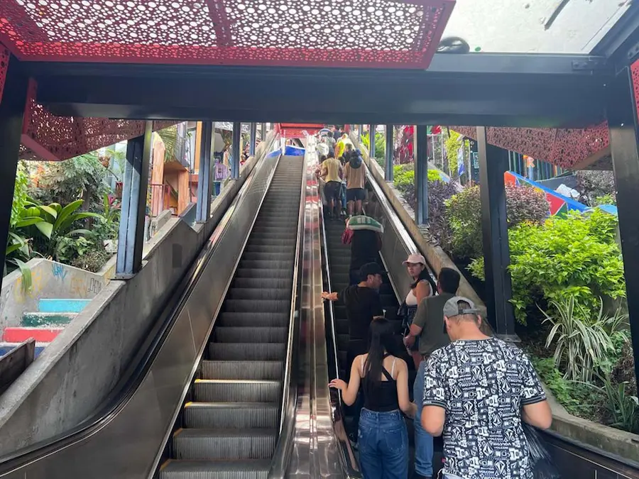 Escaleras eléctricas en la comuna 13 San Javier de Medellín