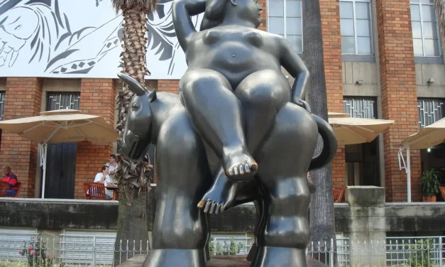 La Fascinante Grandeza de Plaza Botero: Paseo por 23 Esculturas en Medellín