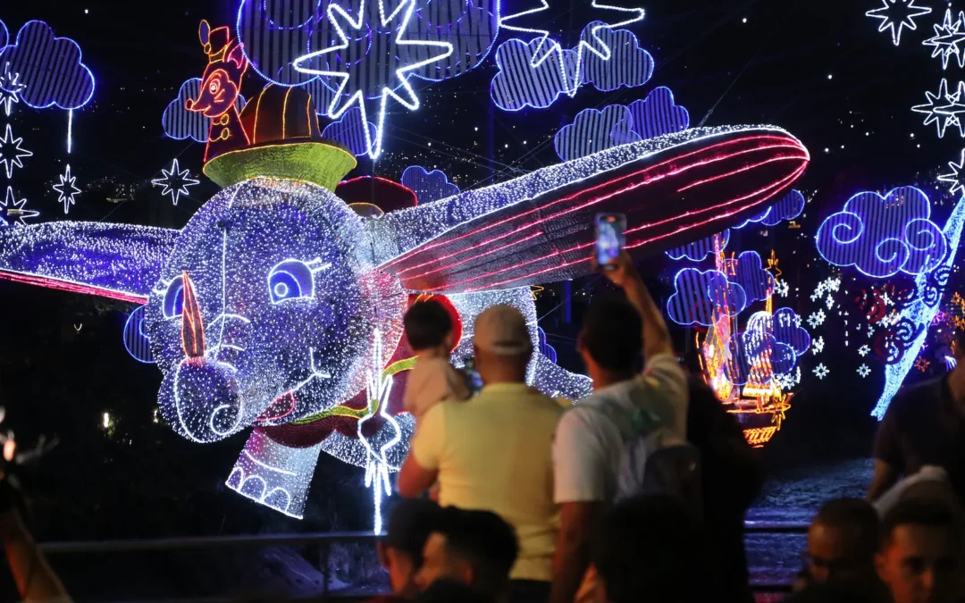 Alumbrados Navideños: Explorando las Deslumbrantes Noches en Medellín.
